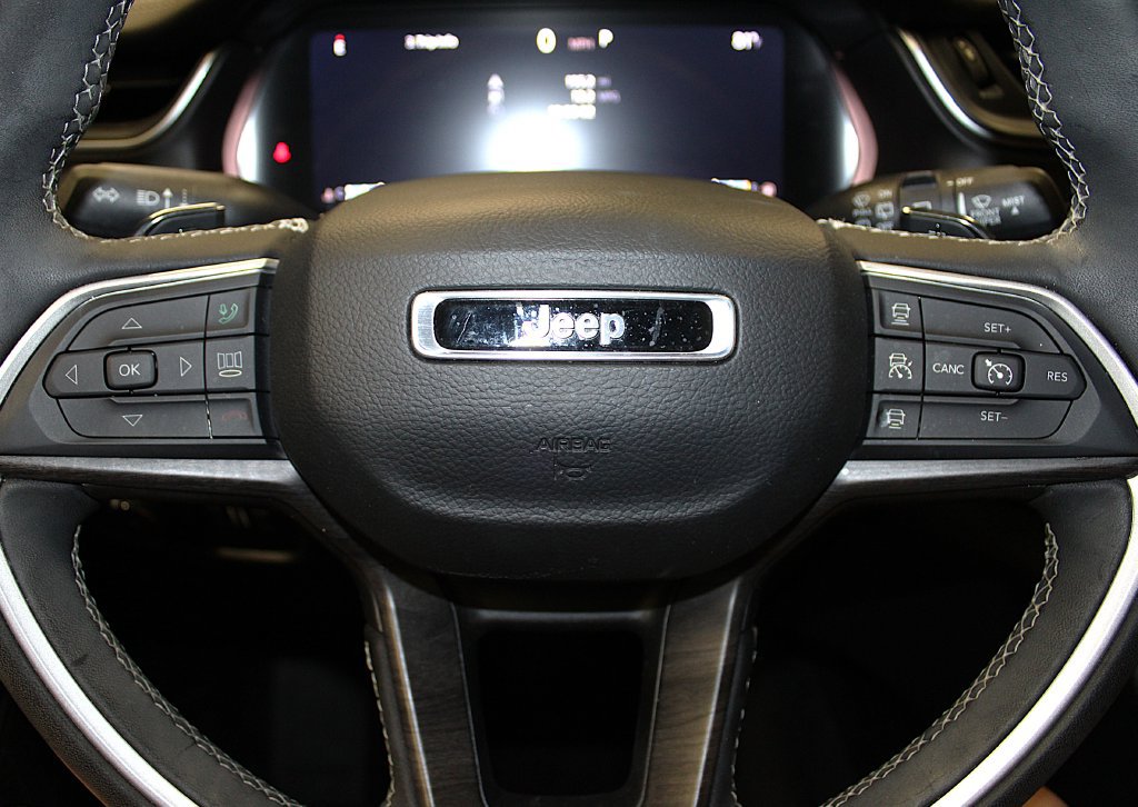 Certified 2023 Jeep Grand Cherokee L Limited AWD/4WD image 12