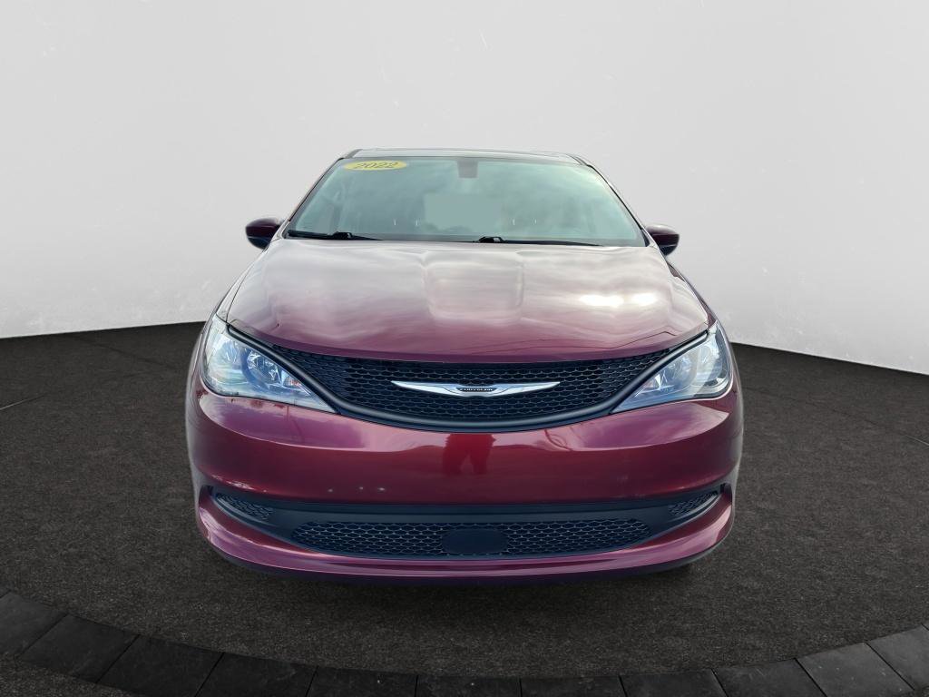 Used 2022 Chrysler Voyager LX image 2