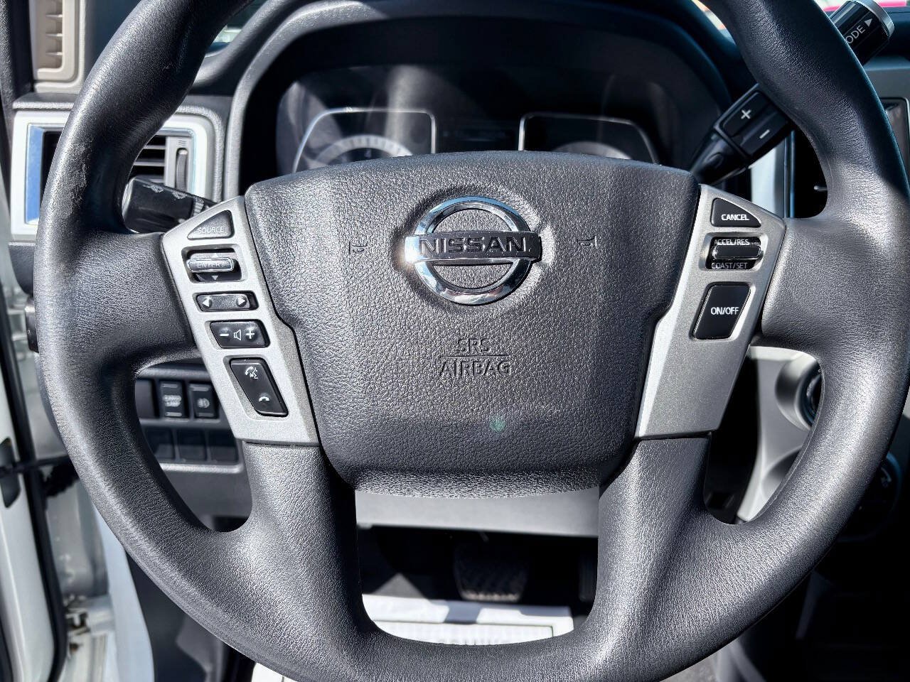 Used 2018 Nissan Titan SV AWD/4WD image 17