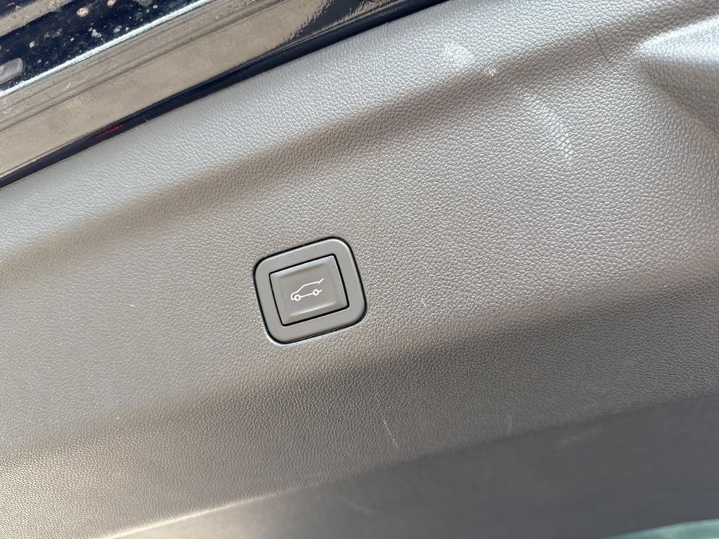 Used 2025 GMC Yukon XL Denali AWD/4WD image 54
