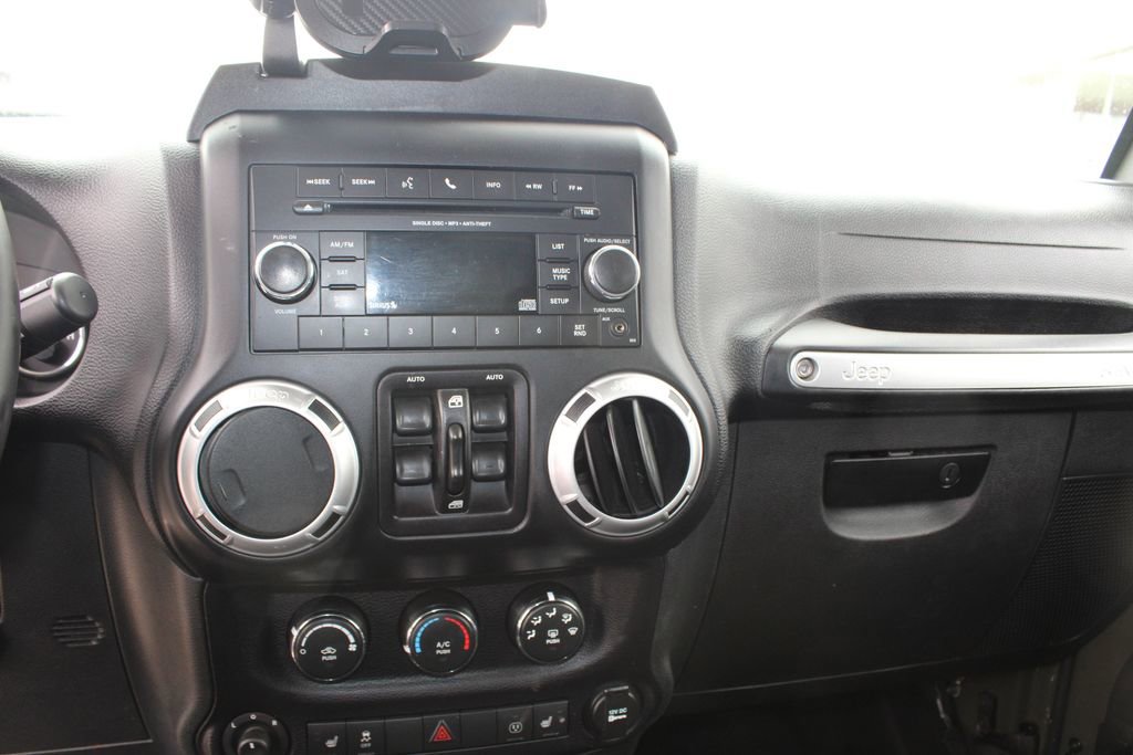 Used 2015 Jeep Wrangler Unlimited Rubicon w/ Connectivity Group AWD/4WD image 34