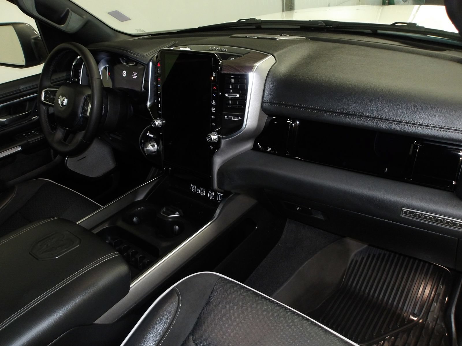 Used 2025 RAM 1500 Laramie AWD/4WD image 16