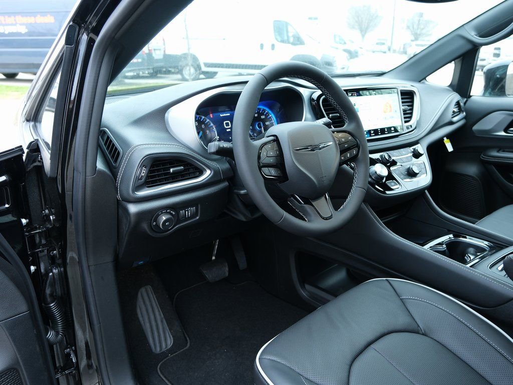 New 2026 Chrysler Pacifica Limited w/ S Appearance Package image 4