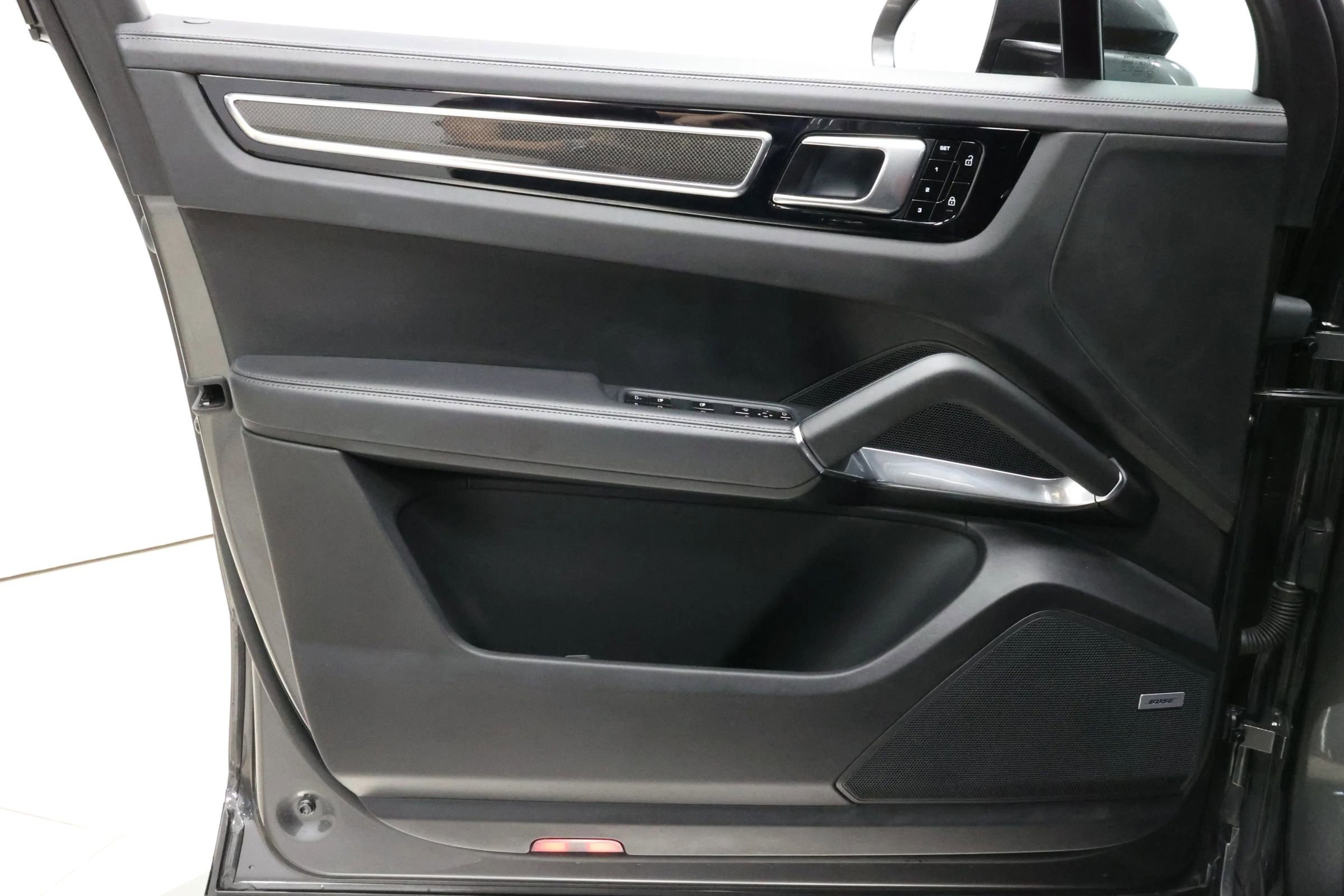 Used 2020 Porsche Cayenne Turbo image 10