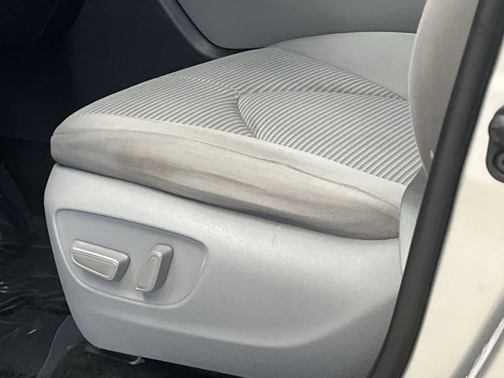 Used 2020 Toyota Highlander L image 12