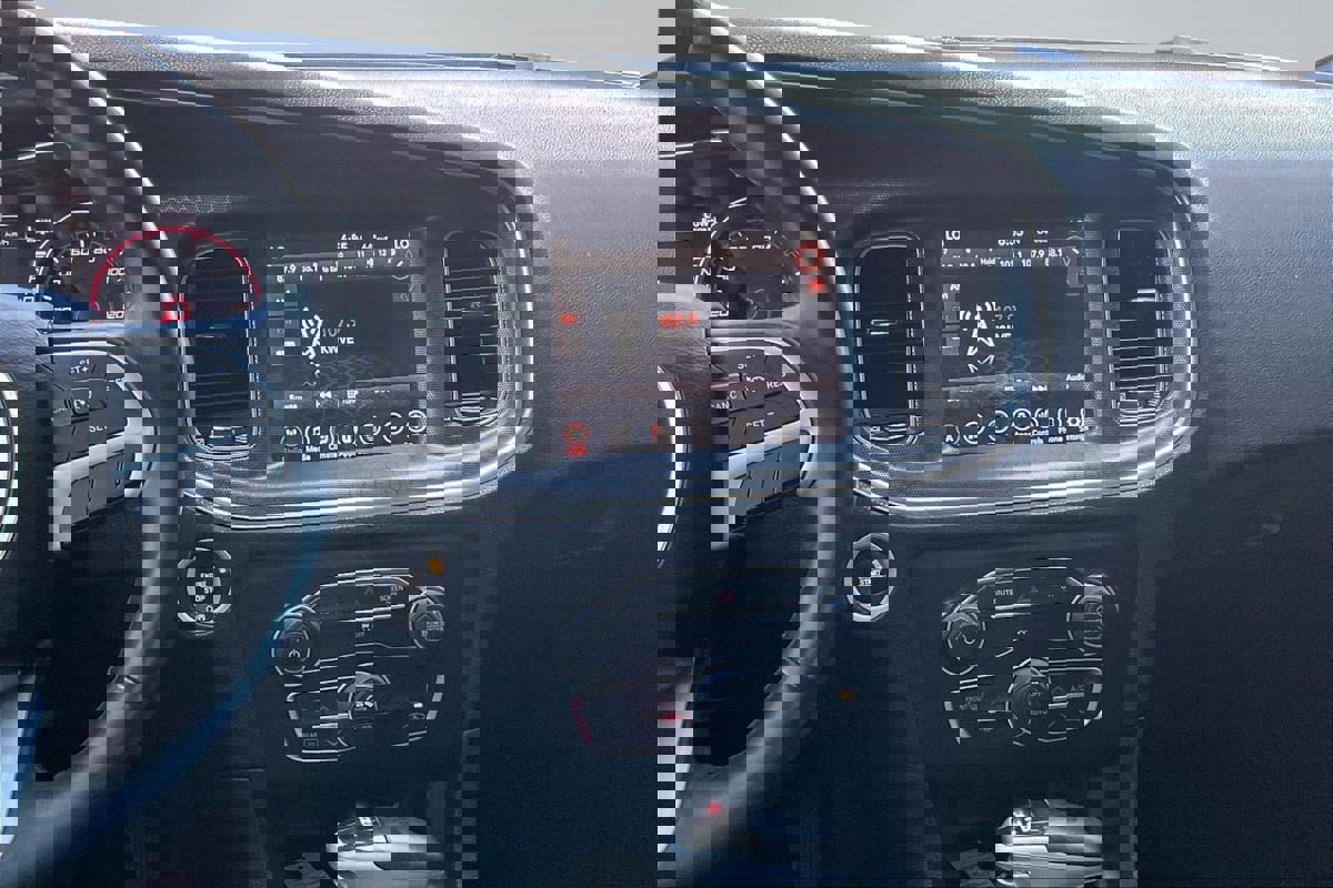 Used 2017 Dodge Charger SXT image 6