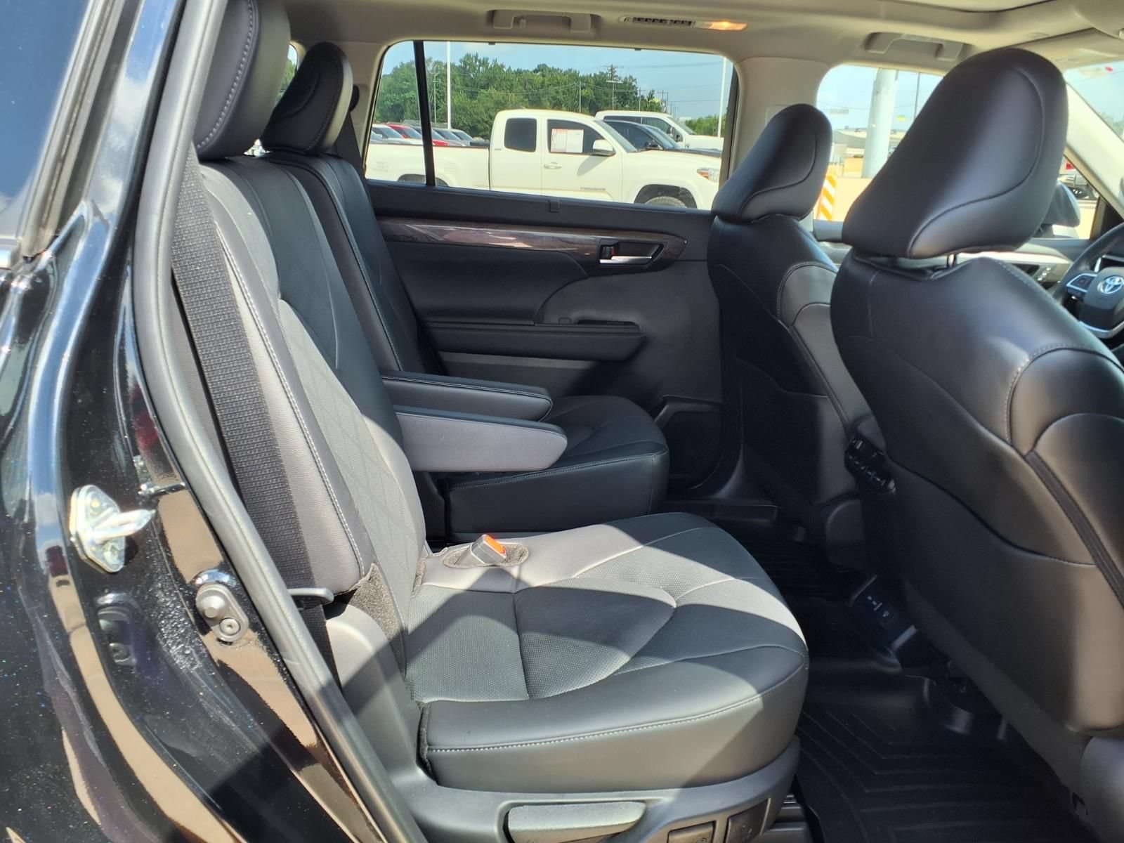 Certified 2024 Toyota Highlander Platinum FWD image 15