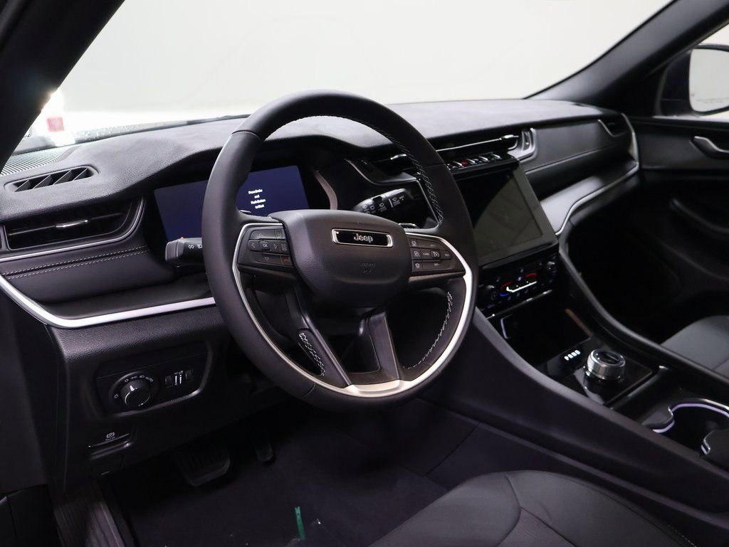 New 2025 Jeep Grand Cherokee Laredo w/ Luxury Tech Group I image 12