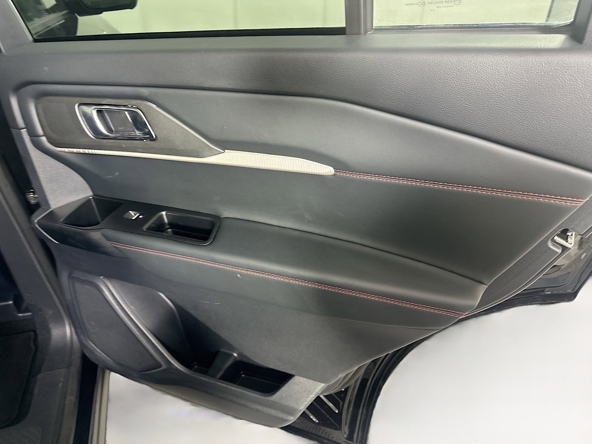 Used 2025 Ford Explorer ST-Line image 32