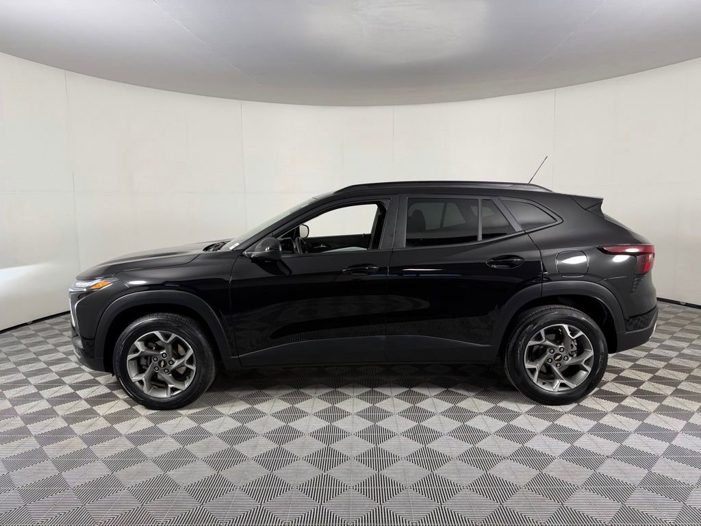 Used 2025 Chevrolet Trax LT w/ LT Convenience Package FWD image 10