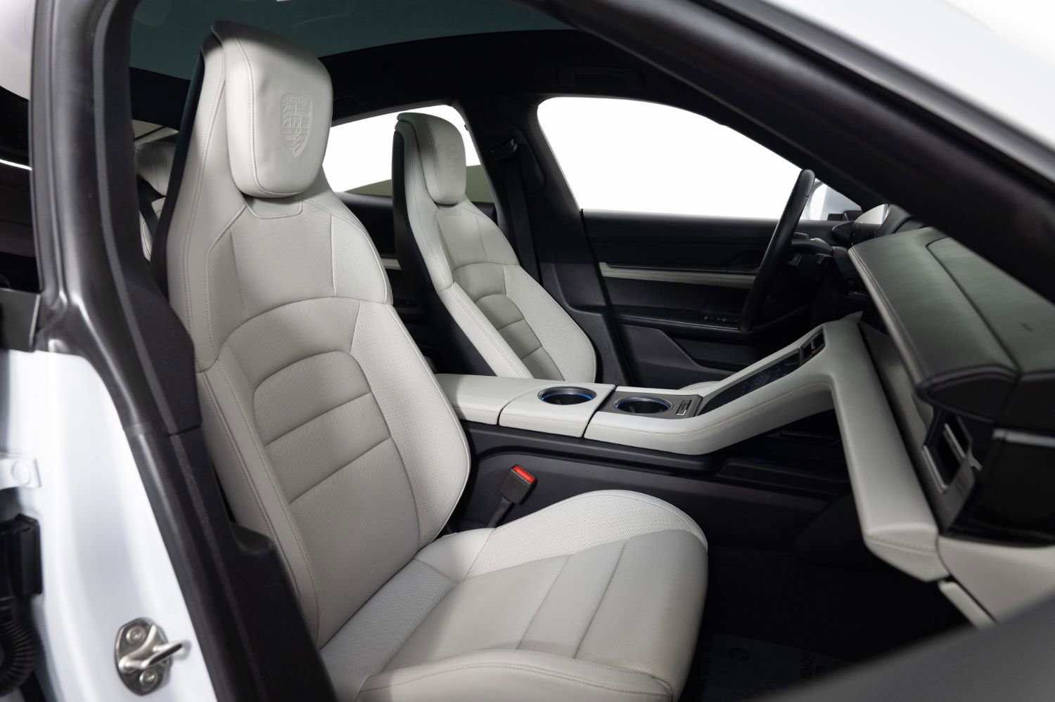 Used 2021 Porsche Taycan 4S w/ Premium Package image 26