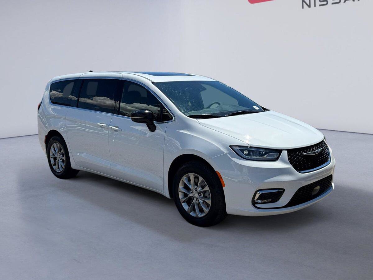 Used 2026 Chrysler Pacifica Limited AWD/4WD image 7