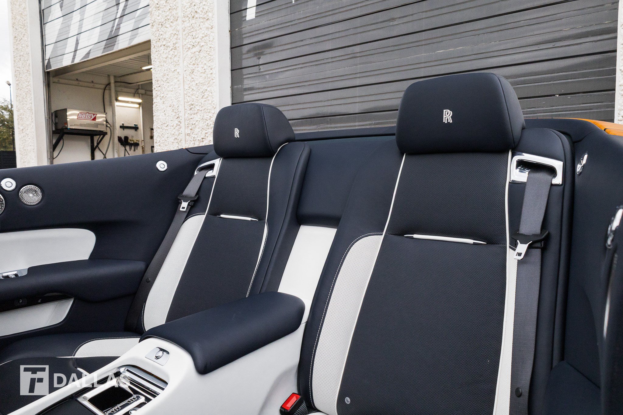 Used 2019 Rolls-Royce Dawn RWD image 33