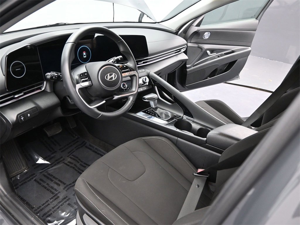 Used 2025 Hyundai Elantra SEL image 15