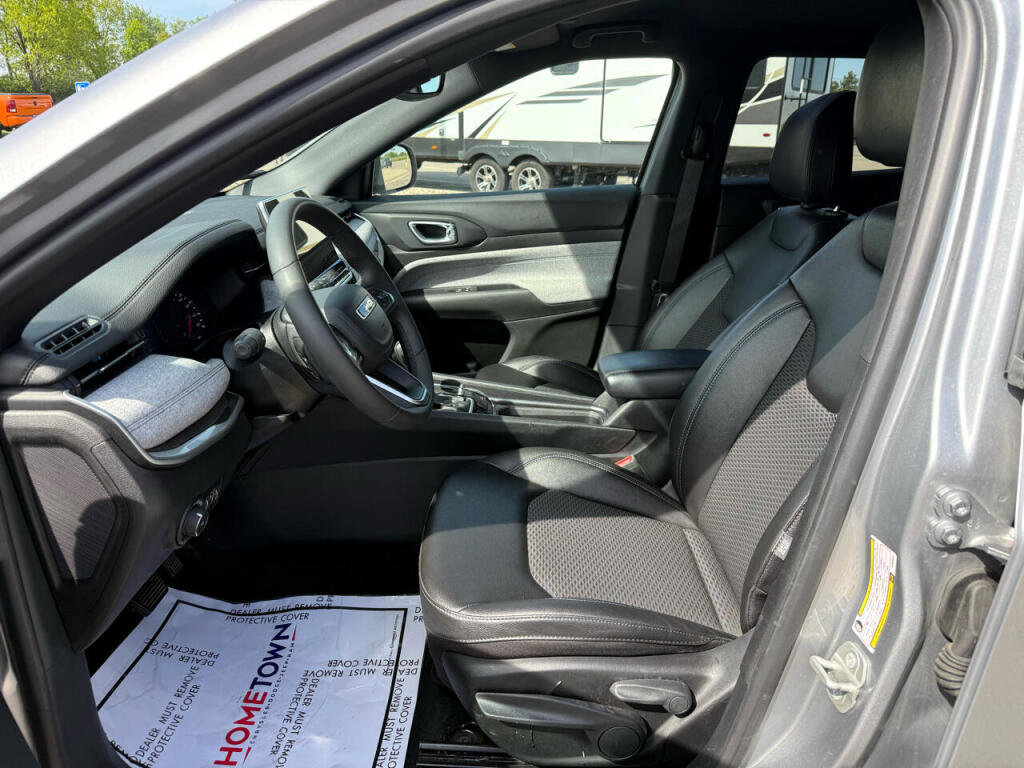 Used 2024 Jeep Compass Latitude image 12