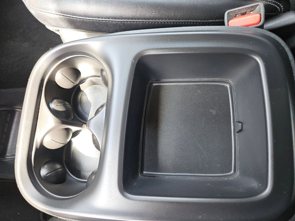 Used 2025 Chrysler Pacifica Select image 29