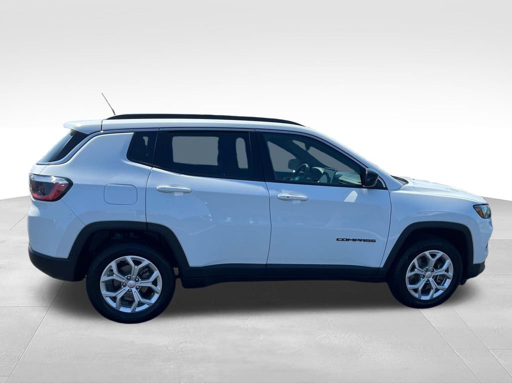 Used 2024 Jeep Compass Latitude AWD/4WD image 6