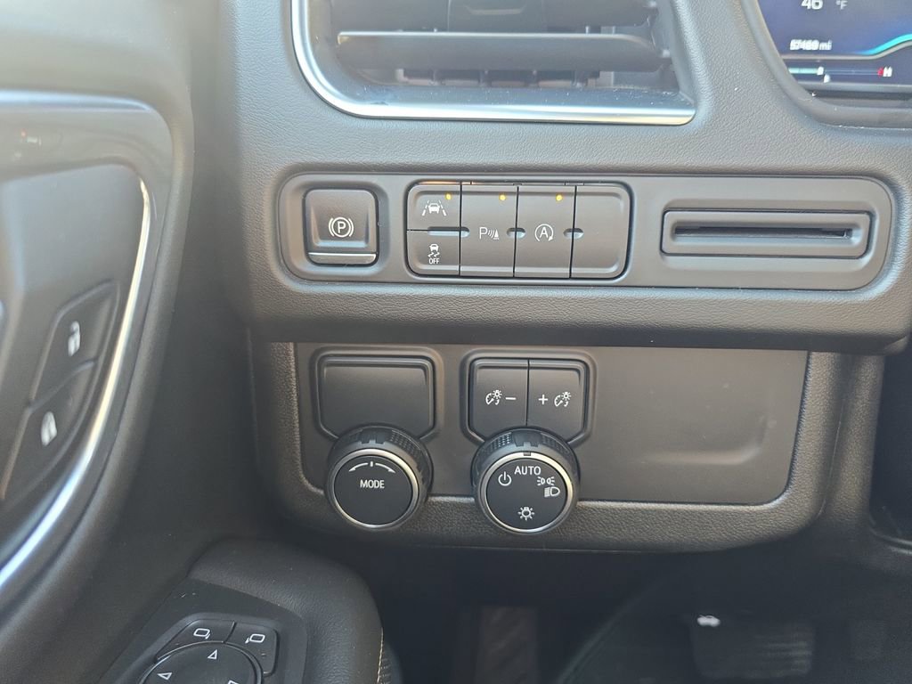 Used 2024 Chevrolet Suburban Premier image 24