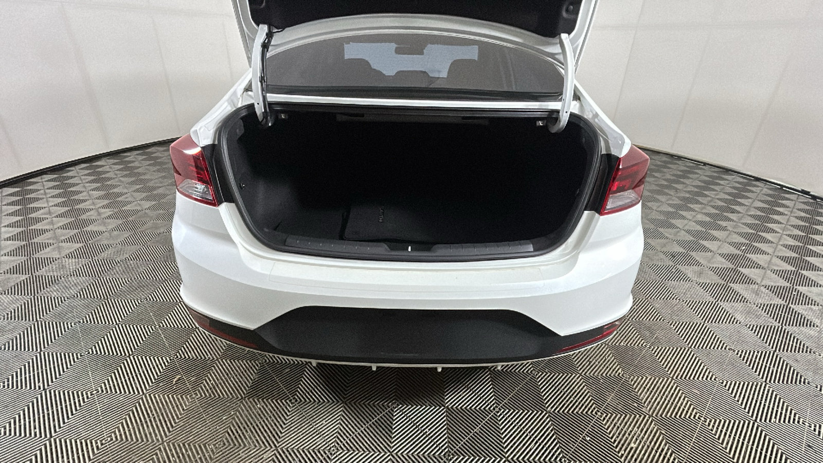 Used 2020 Hyundai Elantra SE w/ Cargo Package (C1) FWD image 32