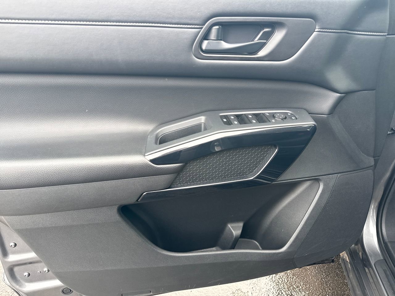 Used 2024 Nissan Pathfinder SV image 17