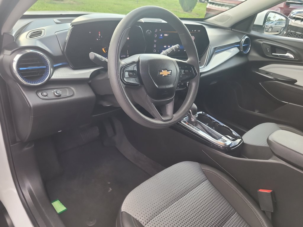 Used 2025 Chevrolet Trax LT FWD image 19