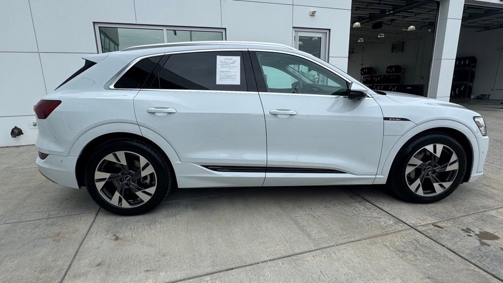 Used 2023 Audi e-tron Premium Plus image 2