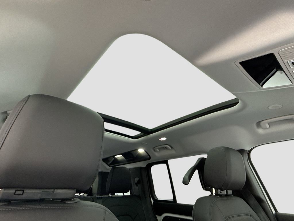 Used 2025 Land Rover Defender 110 S image 17