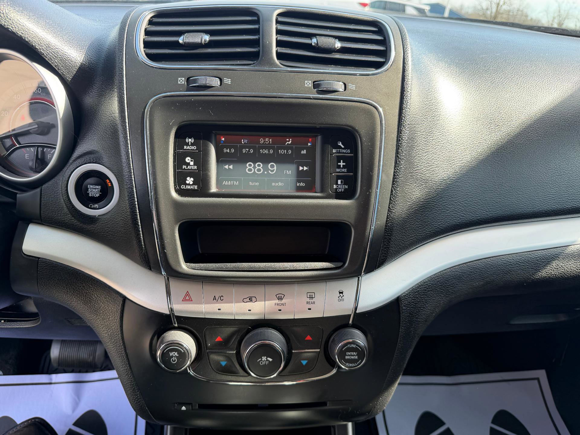 Used 2019 Dodge Journey SE FWD image 25