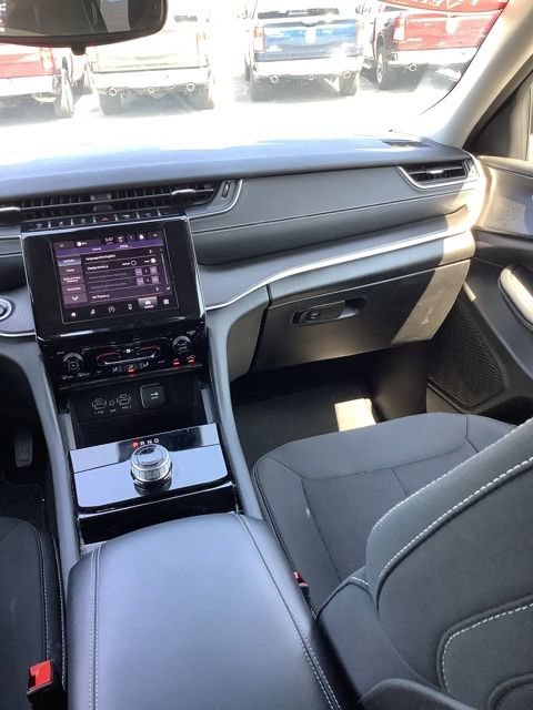 Certified 2023 Jeep Grand Cherokee Laredo AWD/4WD image 12