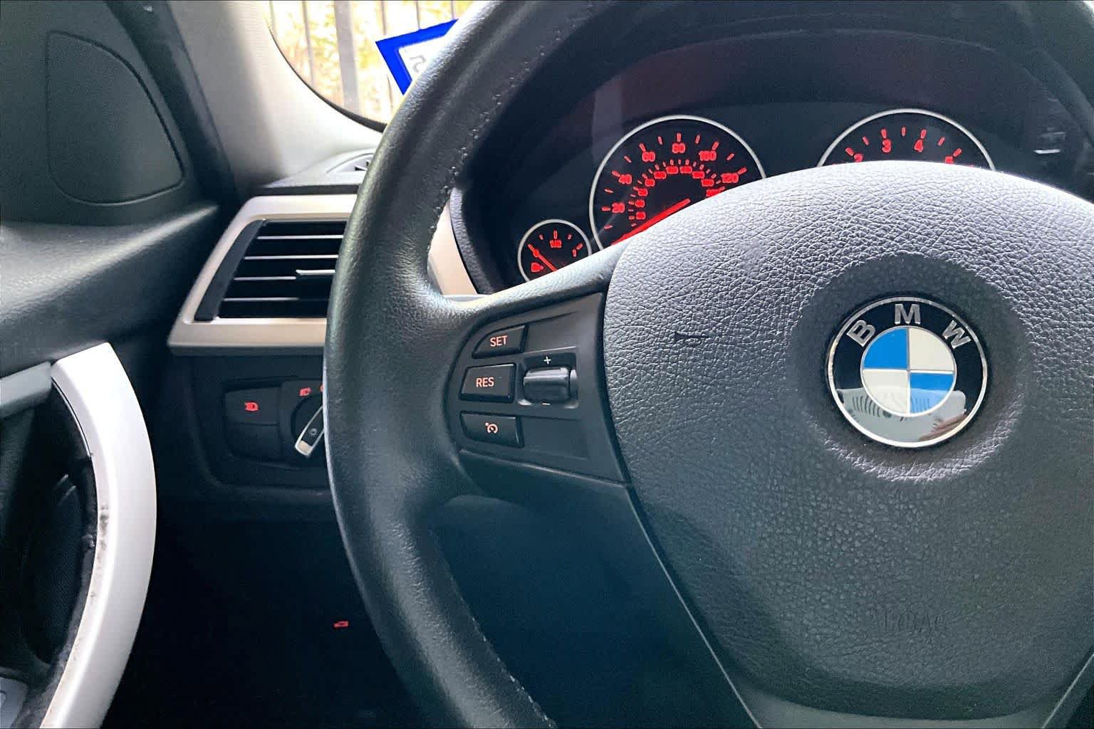 Used 2015 BMW 320i Sedan RWD image 23