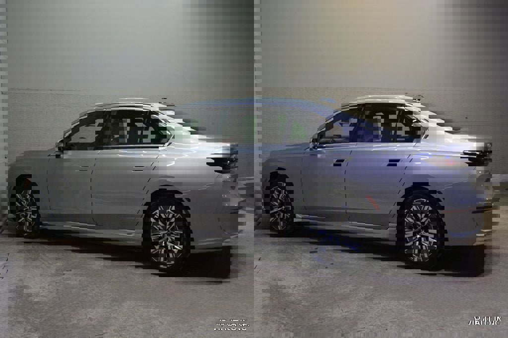 Used 2024 BMW i7 eDrive50 image 31