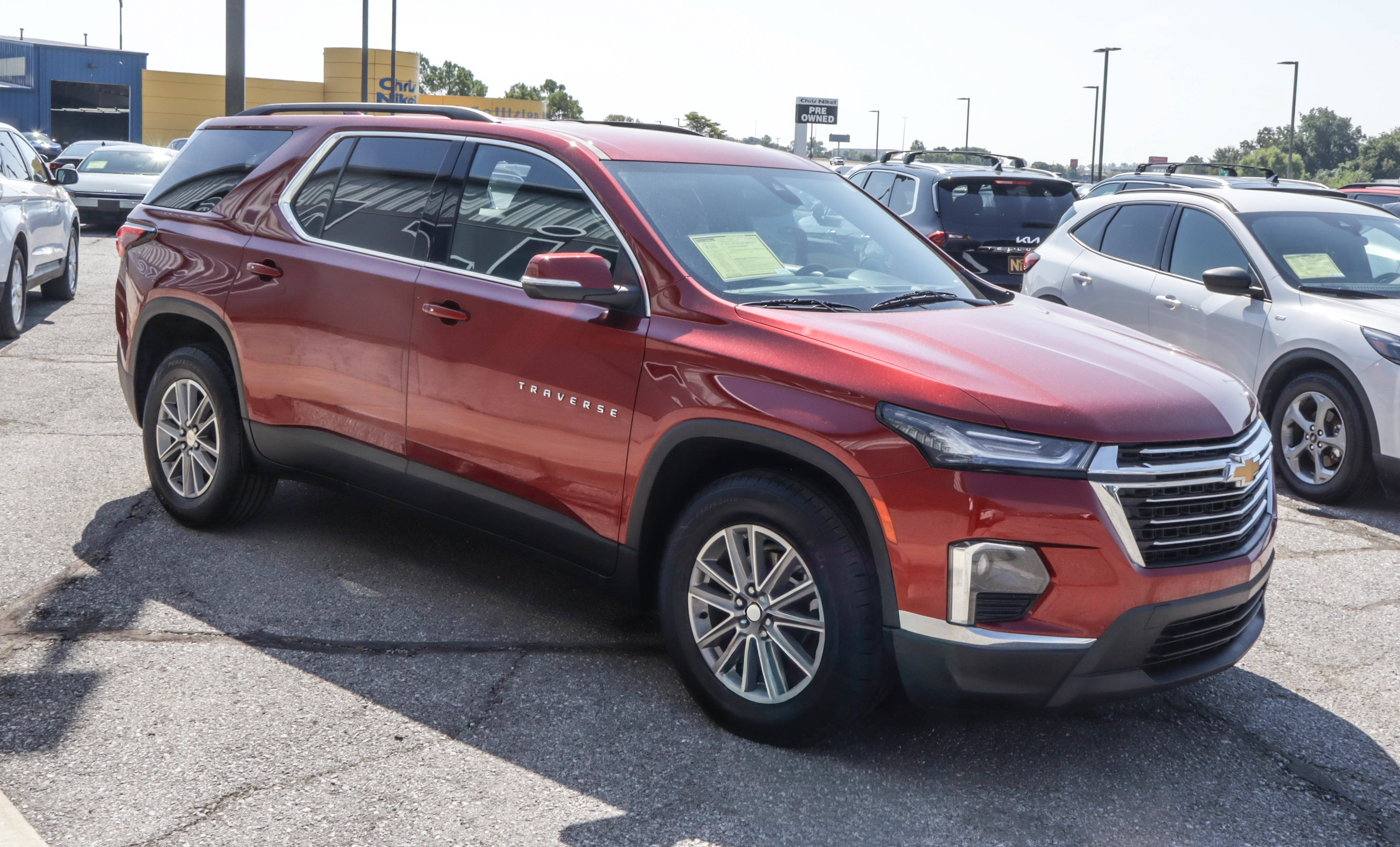 Used 2023 Chevrolet Traverse LT FWD image 3