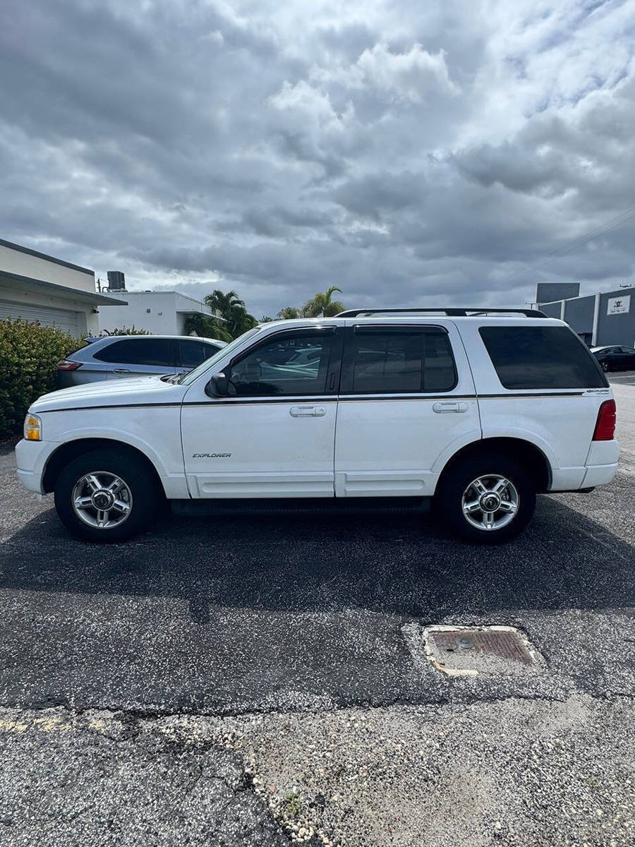 Used 2002 Ford Explorer XLT RWD image 3