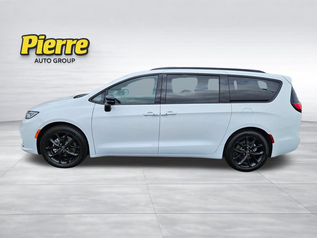 Used 2025 Chrysler Pacifica Limited FWD image 2
