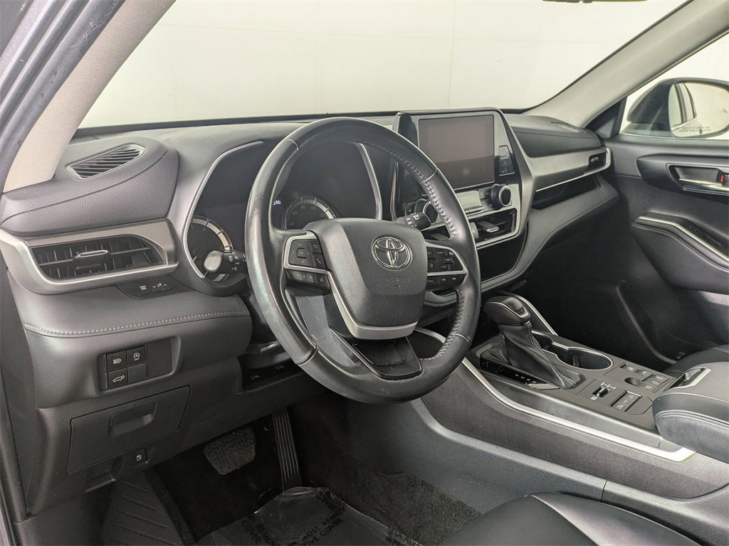 Used 2023 Toyota Highlander XLE image 9