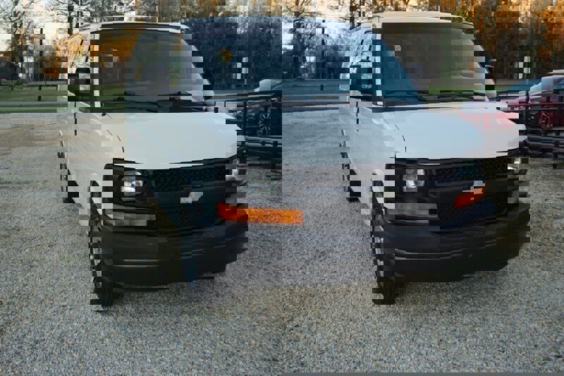 Used 2010 Chevrolet Express 1500 image 3