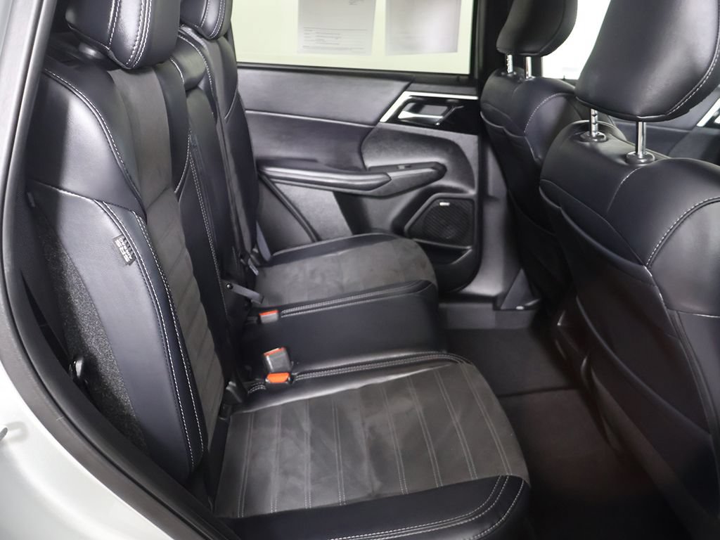 Used 2025 Mitsubishi Outlander SE FWD image 32