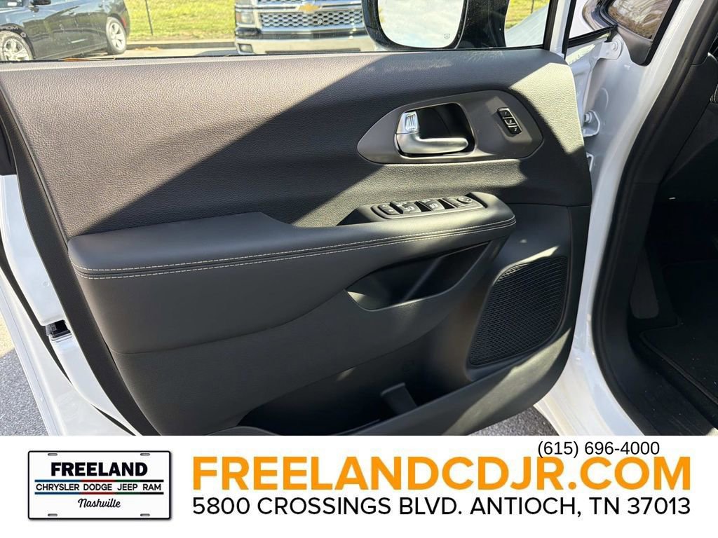 New 2026 Chrysler Pacifica Select image 20