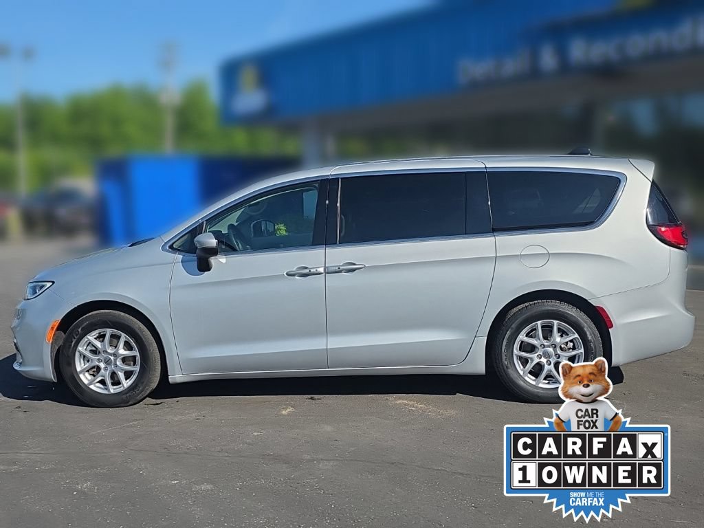 Used 2023 Chrysler Pacifica Touring-L FWD video 3