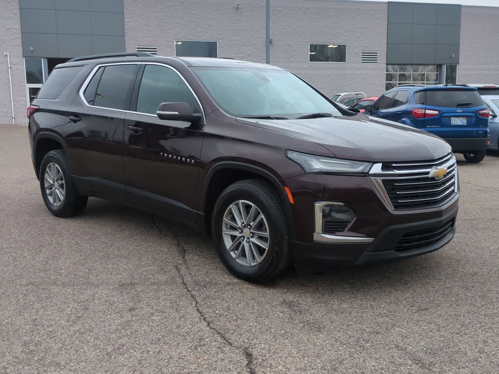 Used 2023 Chevrolet Traverse LT image 2
