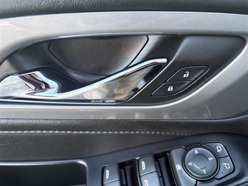 Used 2023 Chevrolet Traverse LT image 11