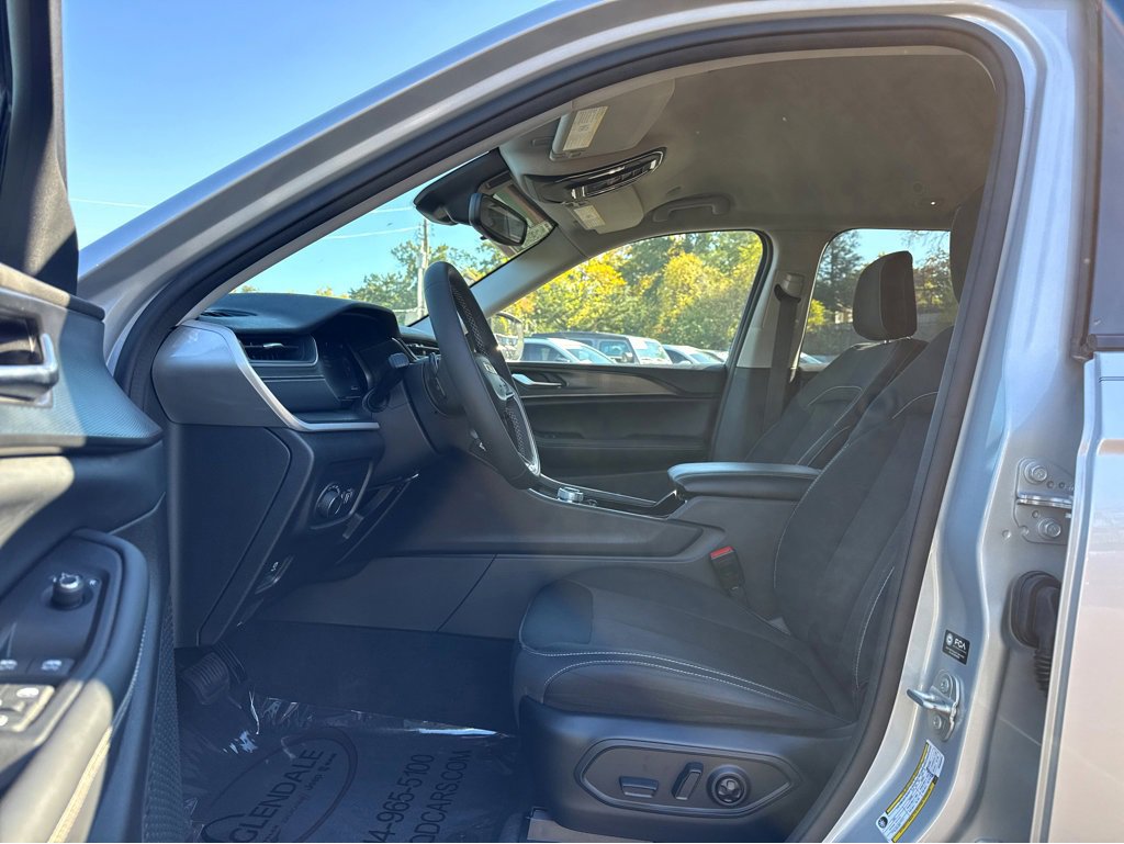 Used 2023 Jeep Grand Cherokee Laredo image 11