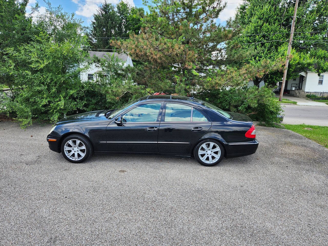 Used 2009 Mercedes-Benz E 350 4MATIC Sedan image 4