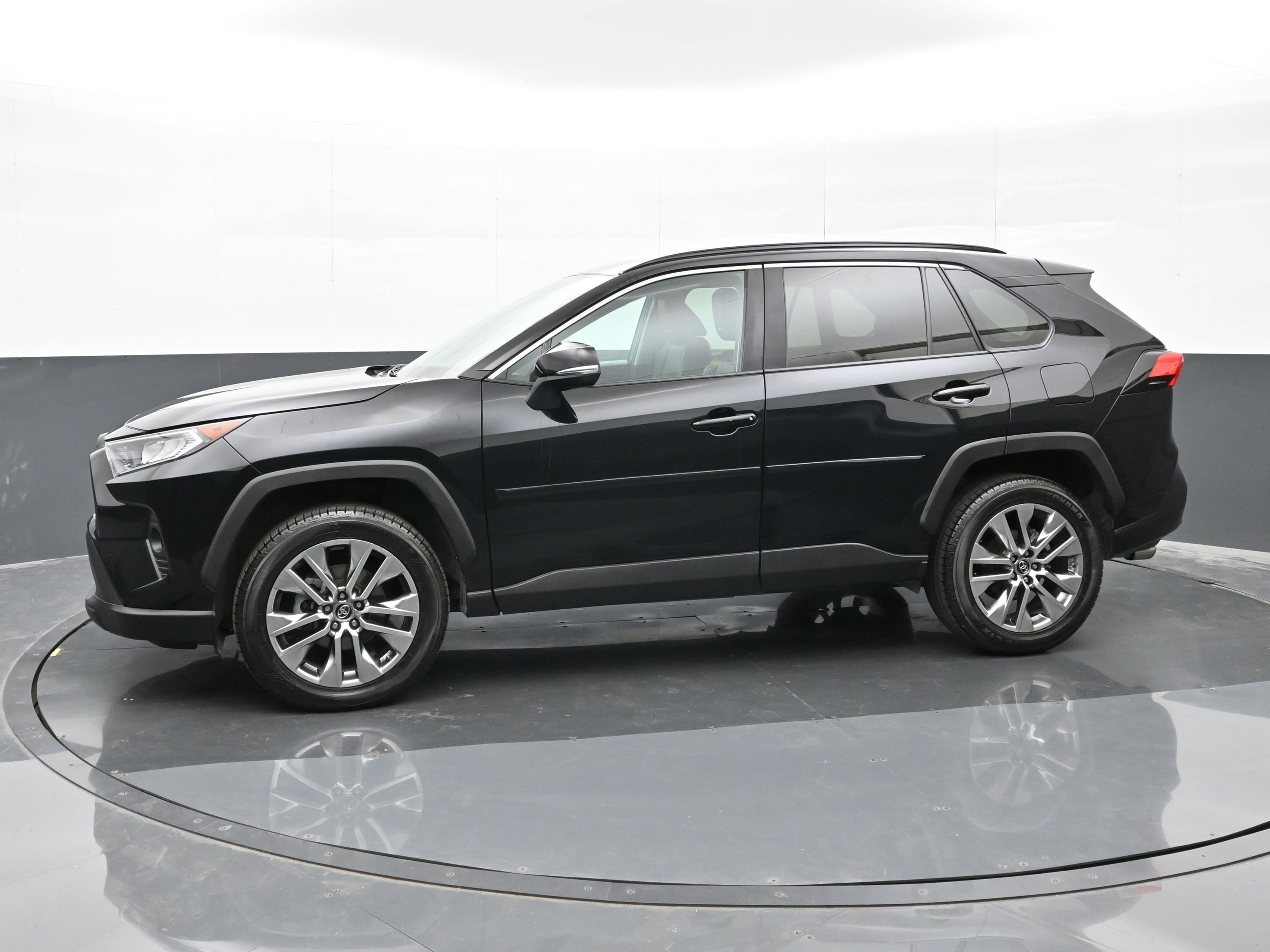 Used 2019 Toyota RAV4 XLE Premium image 5