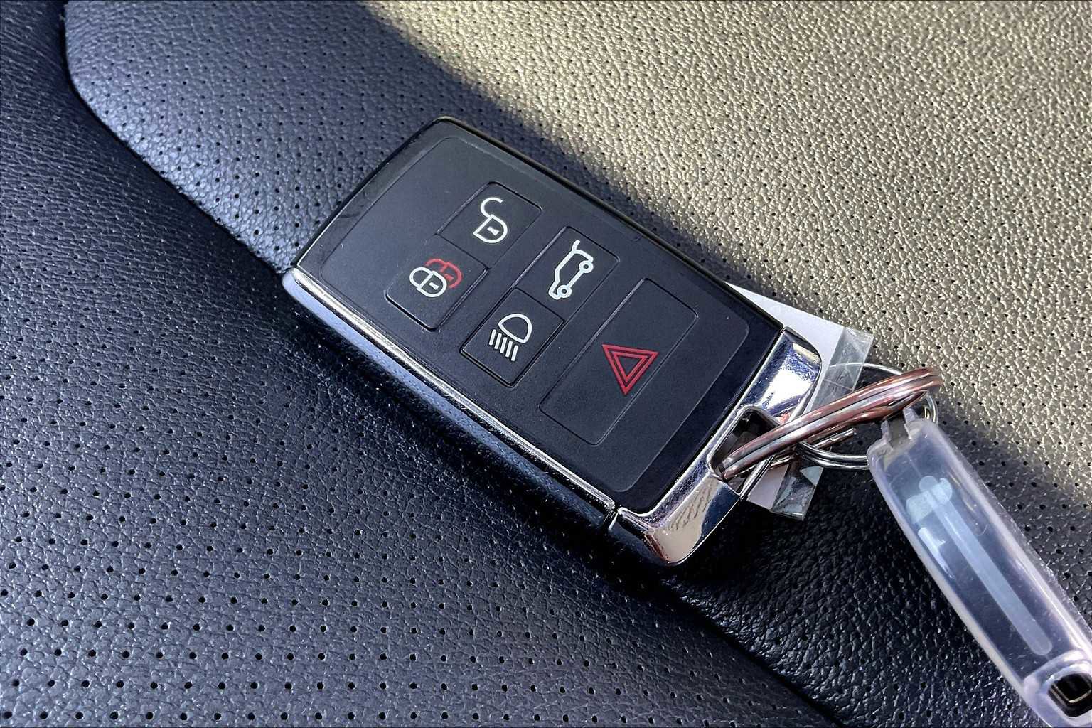 Used 2024 Land Rover Defender 110 X-Dynamic SE image 13