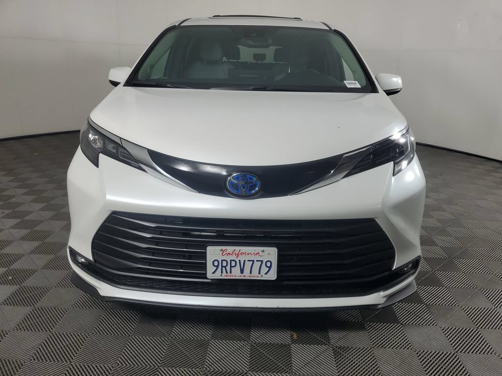Used 2025 Toyota Sienna XLE w/ XLE Plus Package FWD image 9