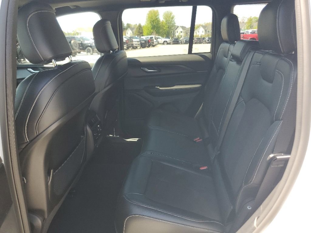 Used 2024 Jeep Grand Cherokee Altitude AWD/4WD image 27