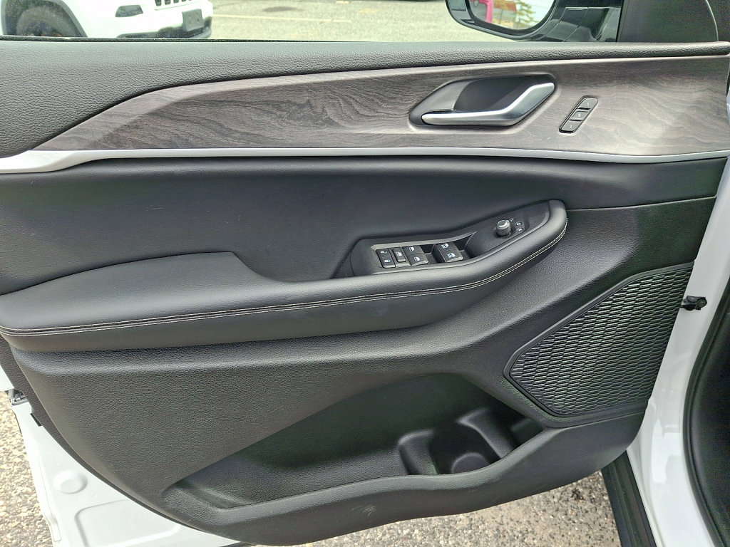 Used 2023 Jeep Grand Cherokee Limited image 23
