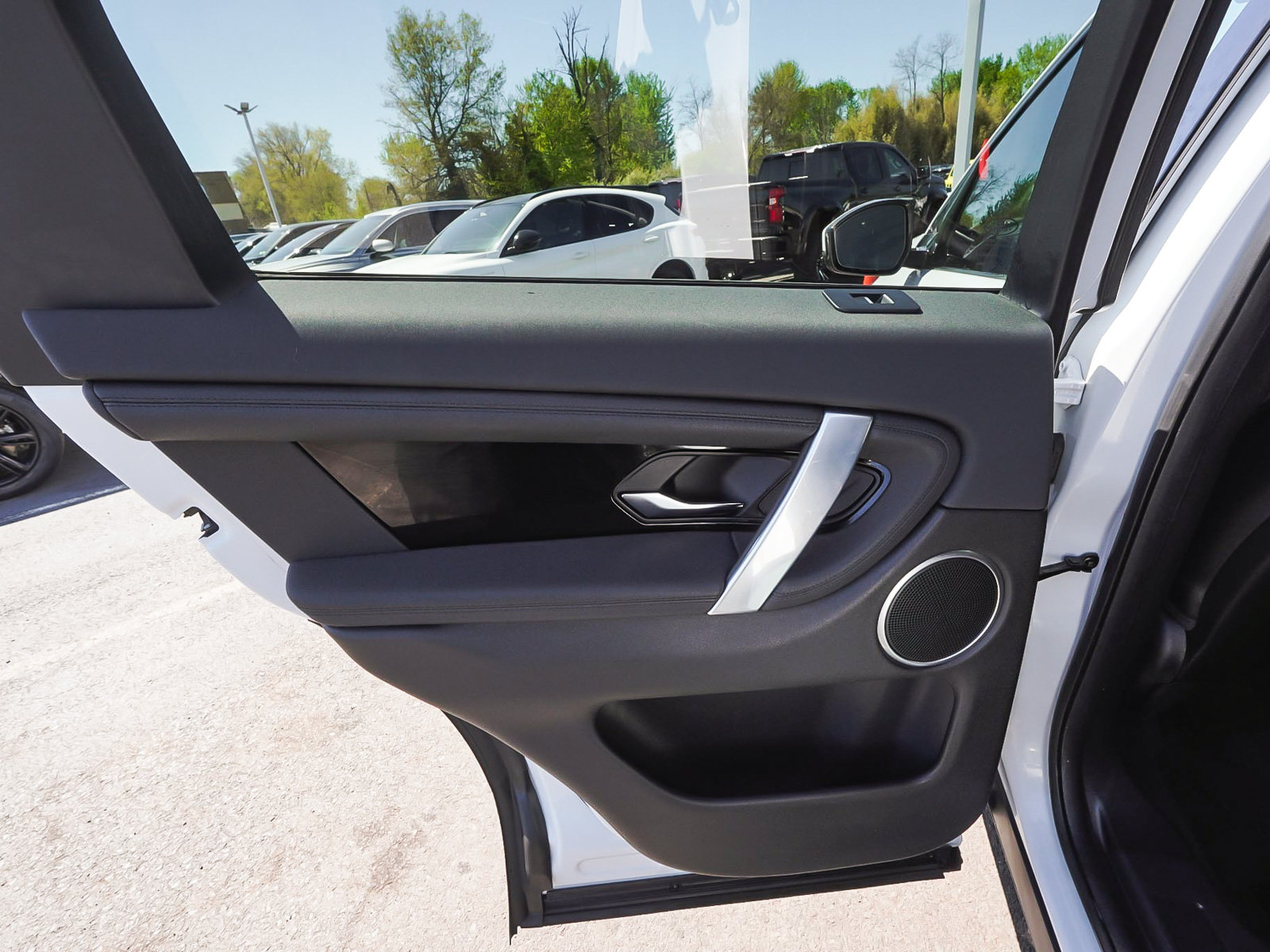 Used 2020 Land Rover Discovery Sport SE AWD/4WD image 9