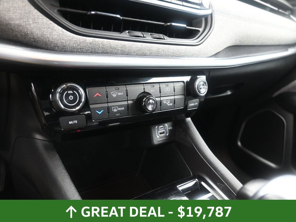 Used 2024 Jeep Compass Latitude image 32